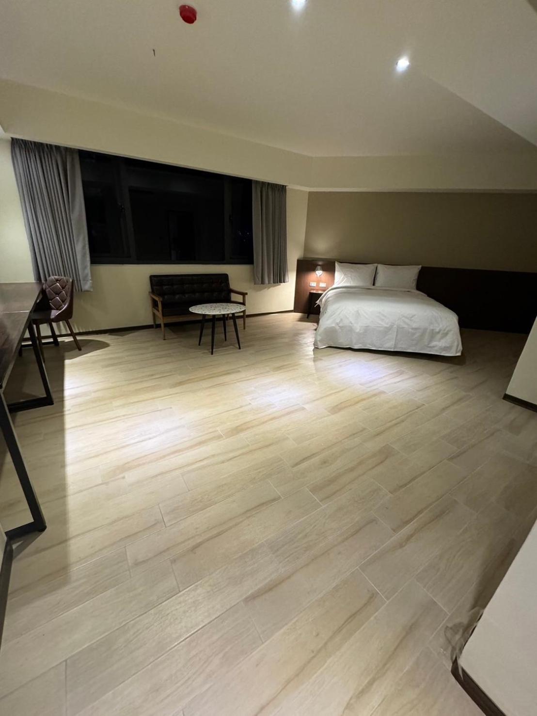 Hotel 享住新大華館 à Keelung Extérieur photo