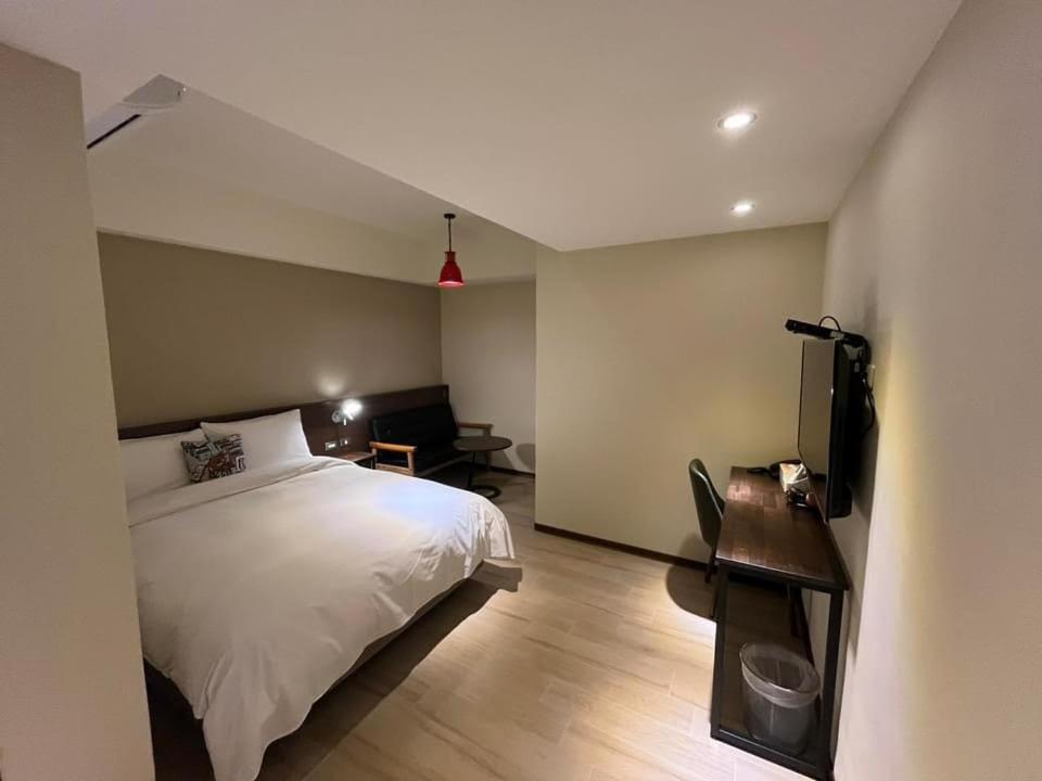 Hotel 享住新大華館 à Keelung Extérieur photo