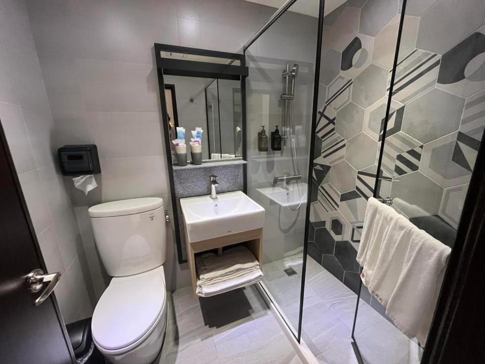 Hotel 享住新大華館 à Keelung Extérieur photo